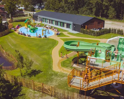 Überblick über das neue Hallenbad, den Wasserspielplatz und die Rutschen des Marvilla Parks Kaatsheuvel.